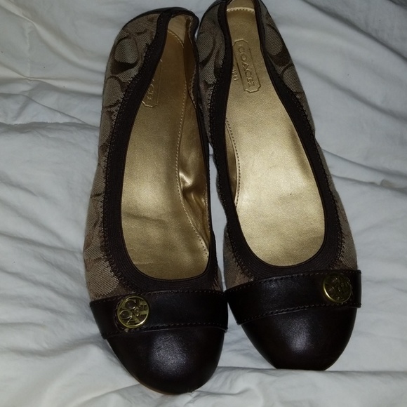 EUC AUTHENTIC SIGNATURE COACH FLATS Sz. 7.5 - Picture 1 of 8